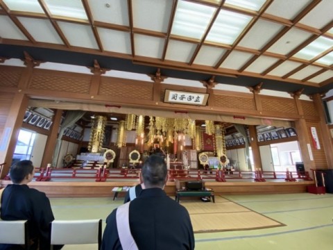 日蓮聖人銅像護持教会様はお堂も大きいです！