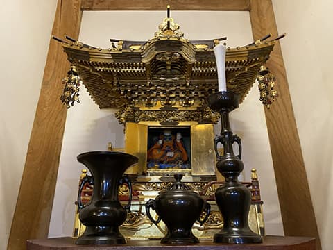 古来より総本山身延山の裏鬼門にあたる七面山に祀られており、法華経を信仰する人々を守護する神様として、現在では全国各地で信仰されています。