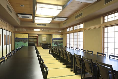 主にご法事の際に待合室としてご使用いただいています。最大80名程で会食も可能です。
