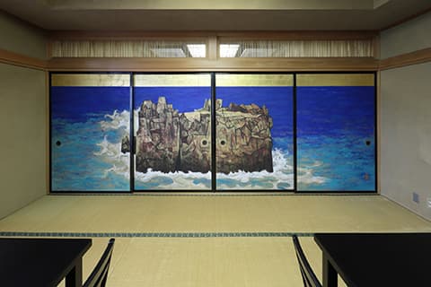 八幡岩。日本画家・松井章画伯の作品です。