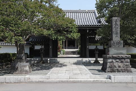 本堂と同じく昭和47年に再建落慶されました。
