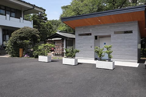 平成31年改修落慶。男女別々のトイレにみんなのトイレがあり、お墓参り等の際に安心してご利用いただけます。