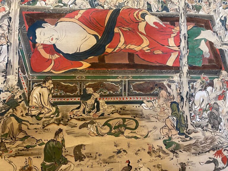 お釈迦様の下で寝ているの？